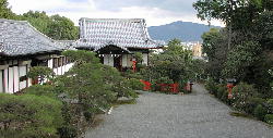 建勲神社から比叡山を望む