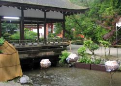 人形ながしが行われる橋殿と奈良の小川